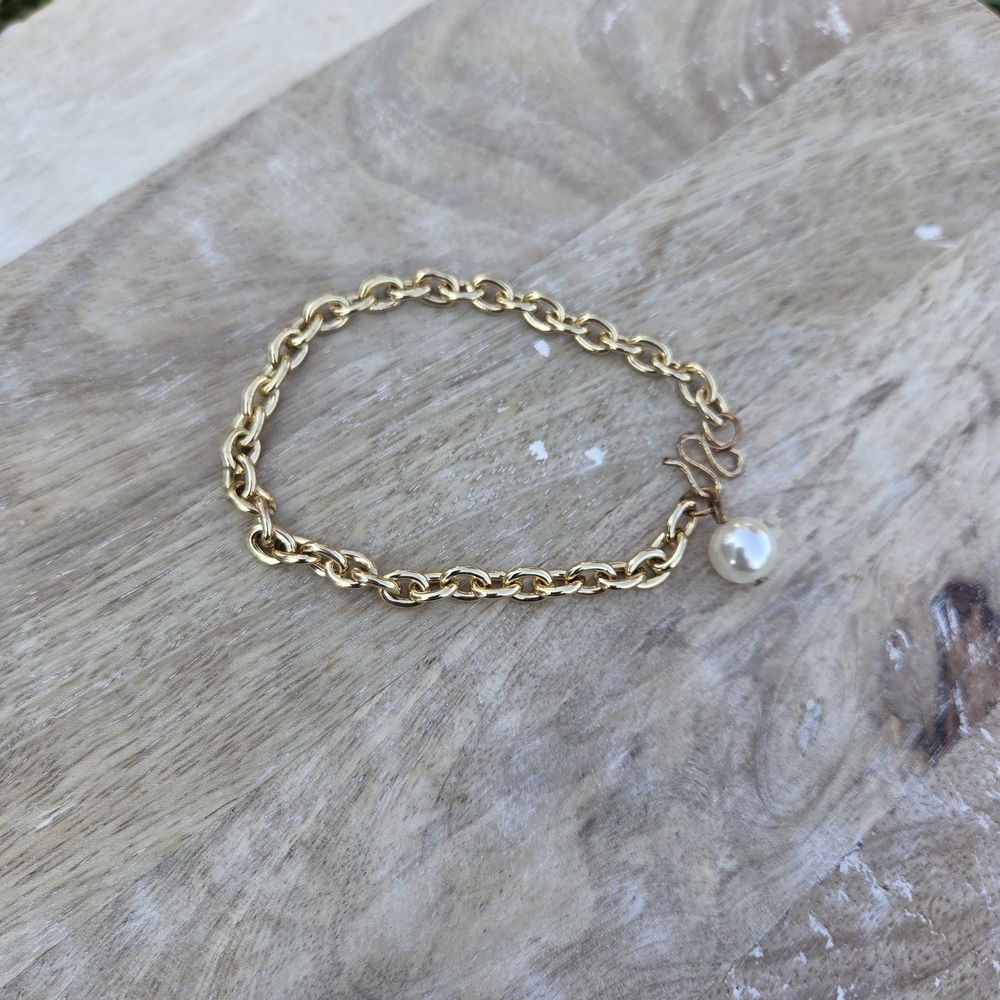 Elegant Gold Chain Bracelet with Pearl Charm